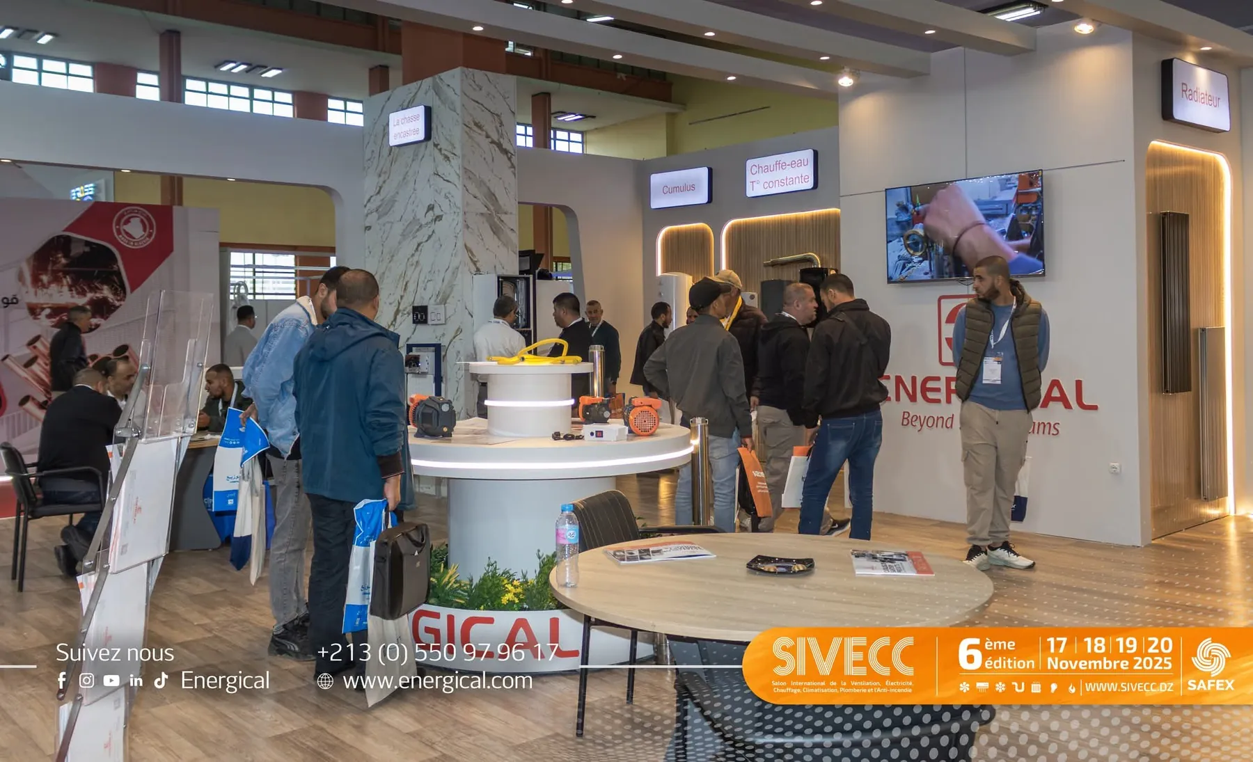 Stand ENERGICAL réalisé et monté au salon, visiteurs devant le comptoir
